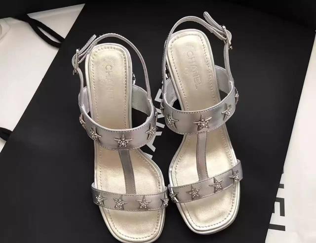 chanel一双塑料凉鞋卖一万多被吐糟, 欲哭无泪下再出新品