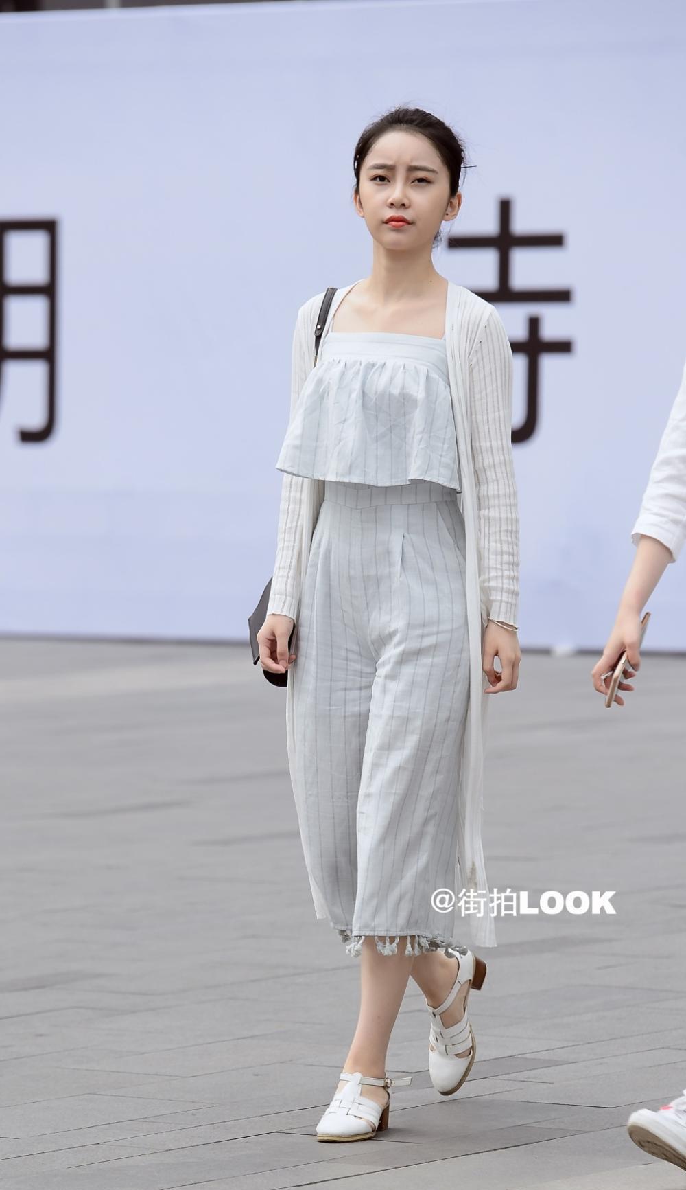 路人街拍, 性感的抹胸装搭配白色短裤, 整体性感中又不失清爽