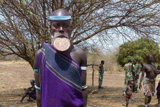 非洲一奇葩部落,女子下巴戴着唇盘,现如今新一代女孩戴着耳盘!