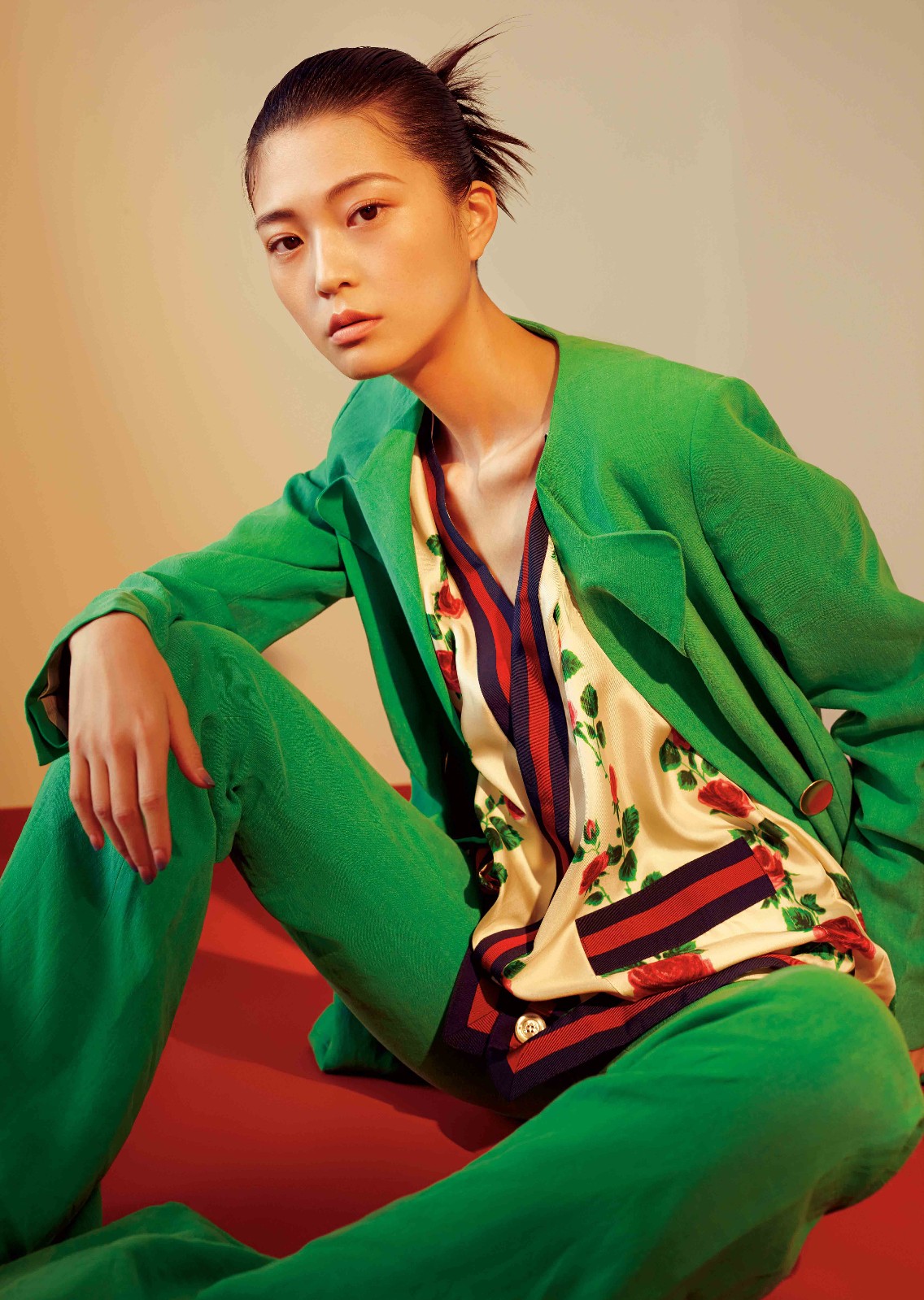 王妍之春日大片曝光 百变造型展印花时尚