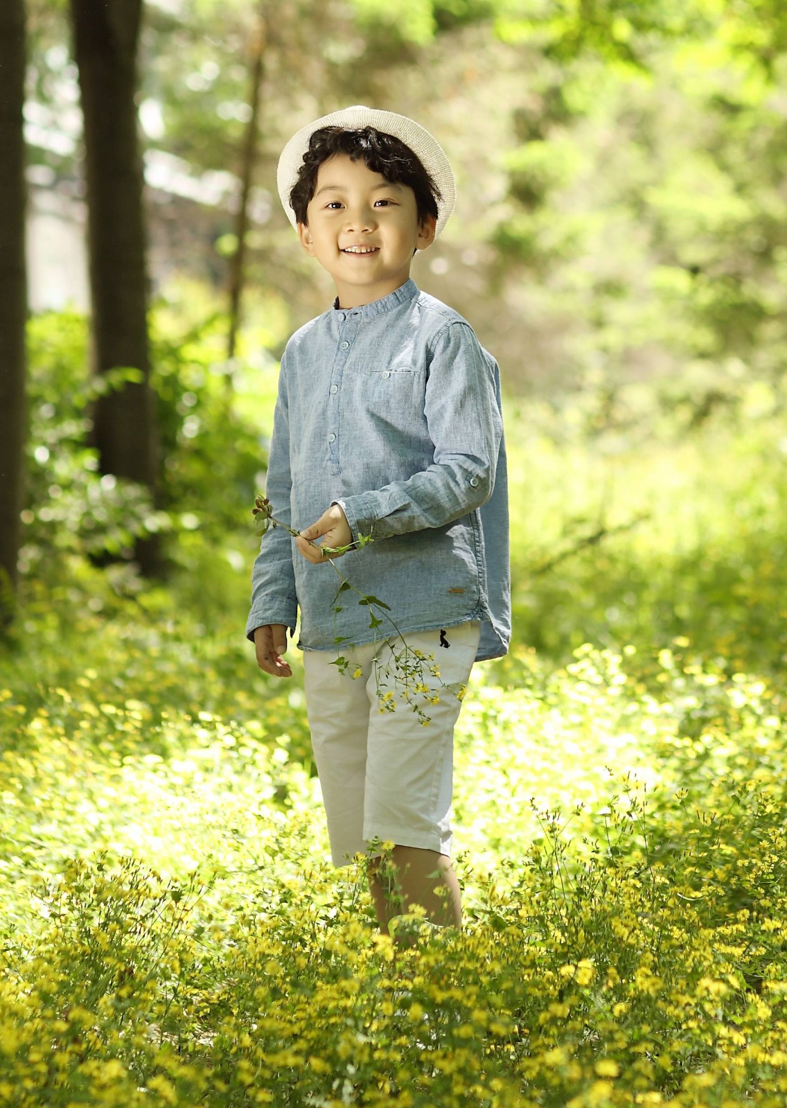 童星李庆誉曝夏日写真 定格夏日清新时光