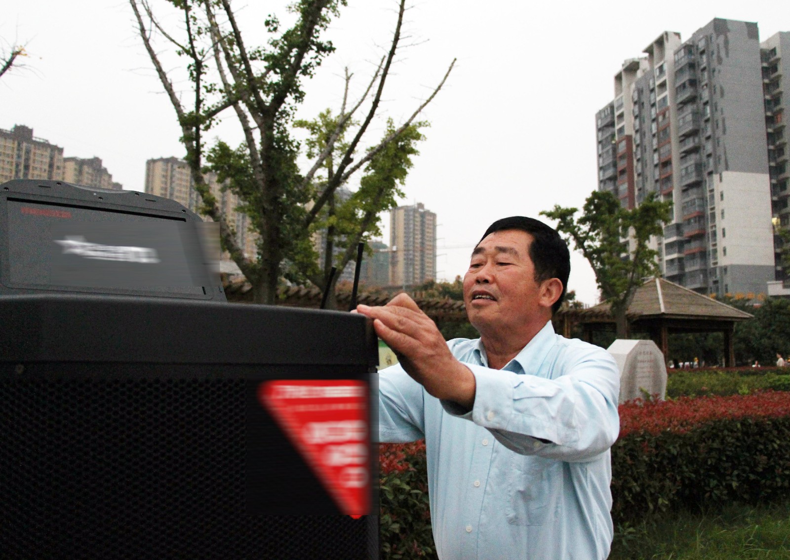 六旬老人带千首音乐广场唱歌