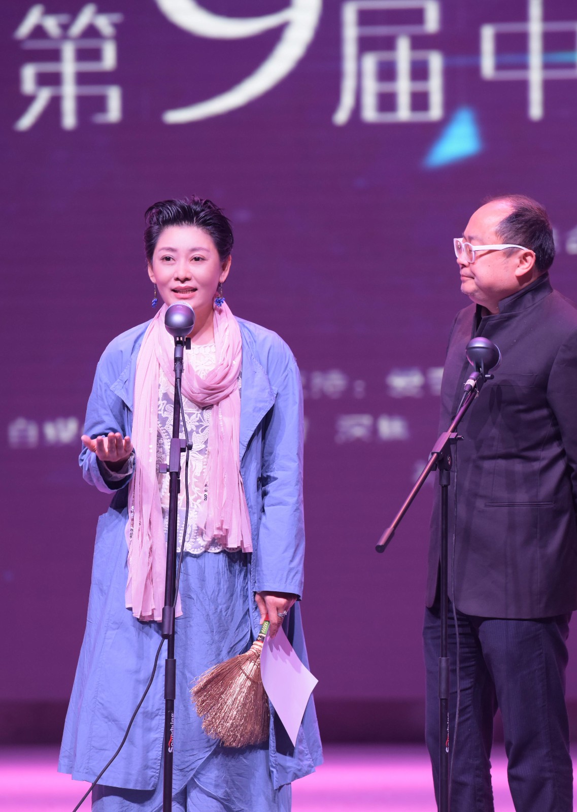 潘婕出席"金扫帚"颁奖礼 赞王宝强对电影的态度