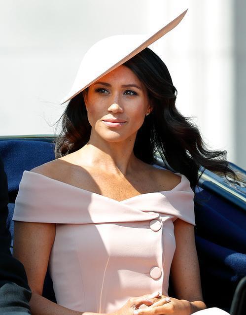 凯特王妃的女儿夏洛特公主排名第三,她的哥哥乔治王子排名第四!