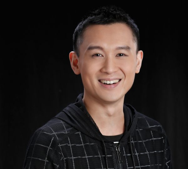 其实这位在影坛是新人的凌文龙在话剧界却是少有名气.