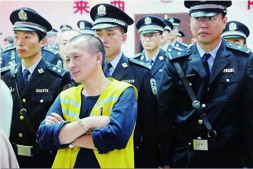 武汉黑老大曾爱玲, 骨干18人成员25人, 分成文武两班负责黑白两道