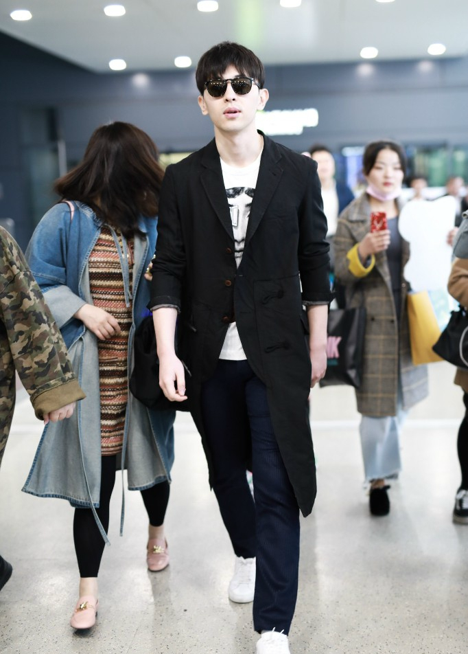 邓伦身穿黑色风衣现身上海机场引围观,收到一份神秘卡片