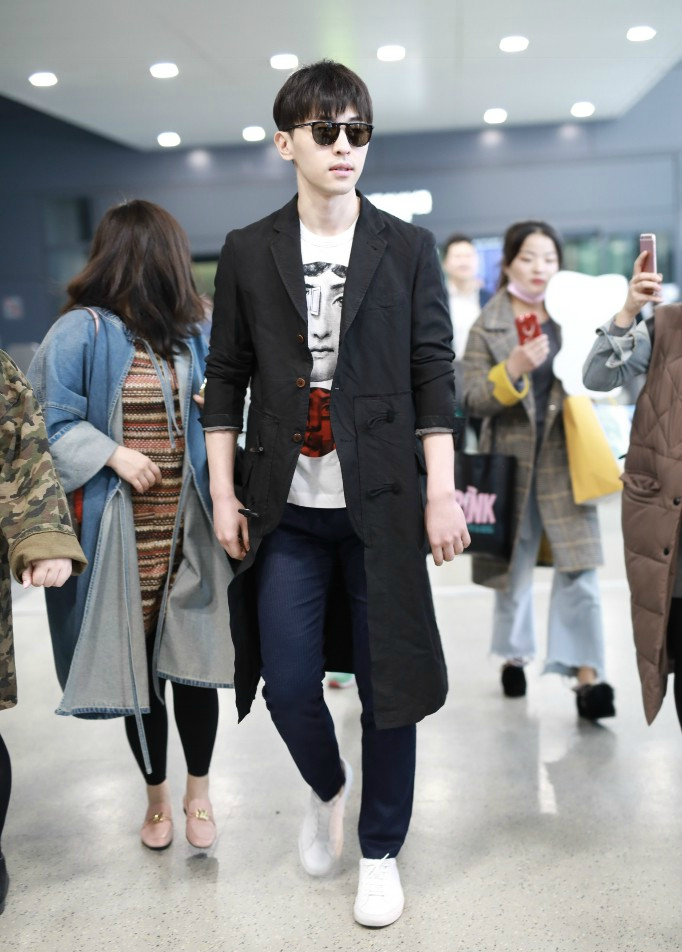 邓伦身穿黑色风衣现身上海机场引围观,收到一份神秘卡片