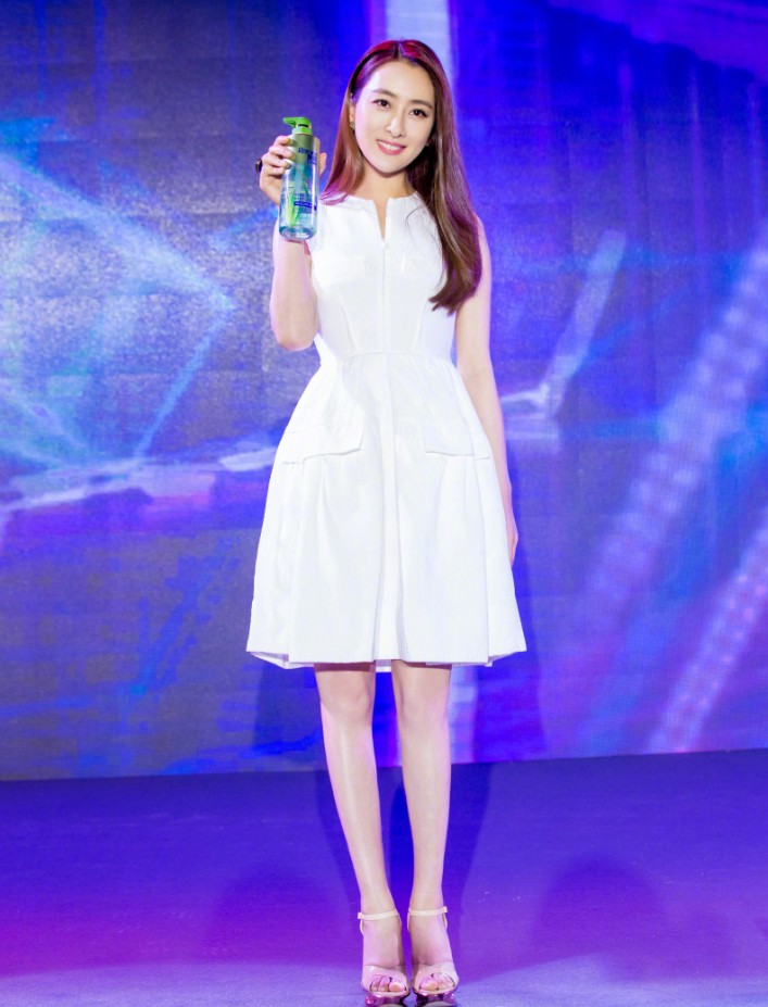 真是佩服马苏穿着睡衣套装女人味十足37岁身材不输少女