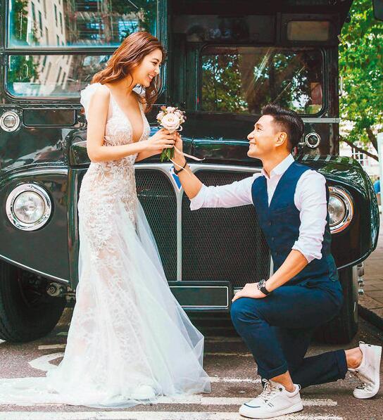 他是tvb当红男星,曾与钟嘉欣传绯闻,如今41岁娶小13岁港姐?