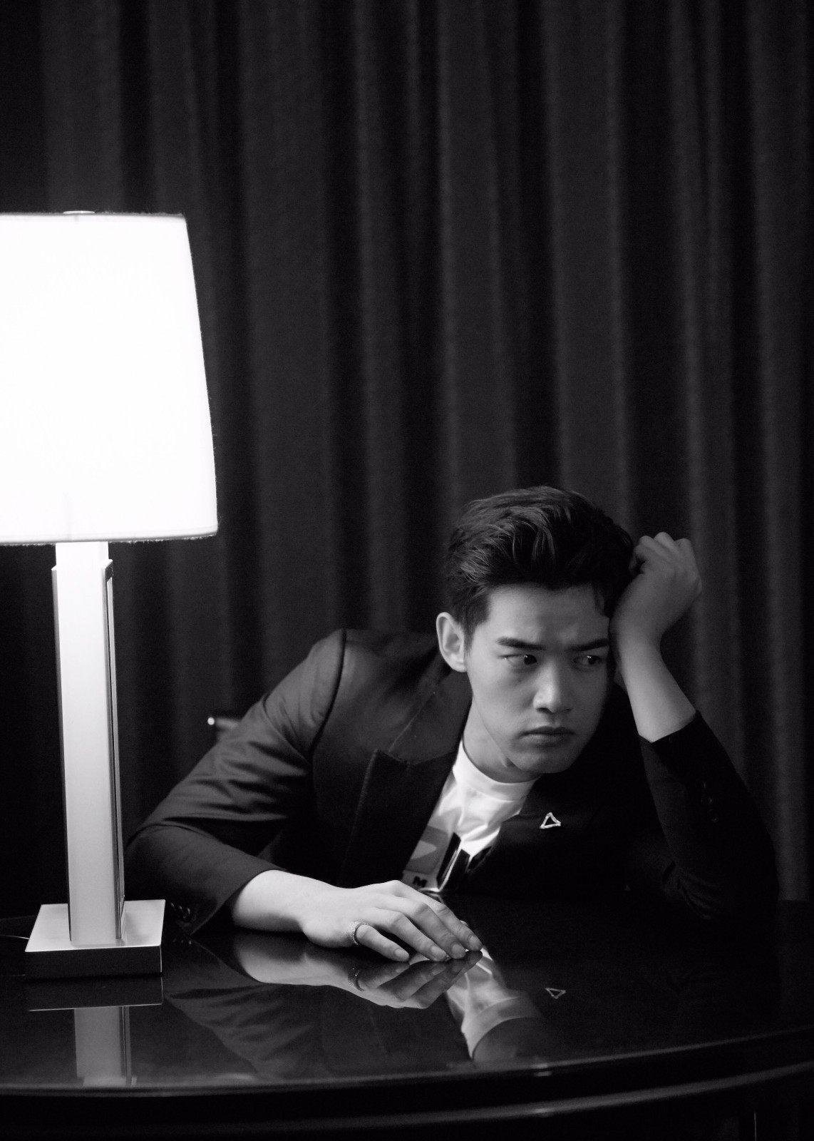 刘冬沁黑白色系写真曝光 光影间轻熟男气息撩人|刘冬沁|气息|西服