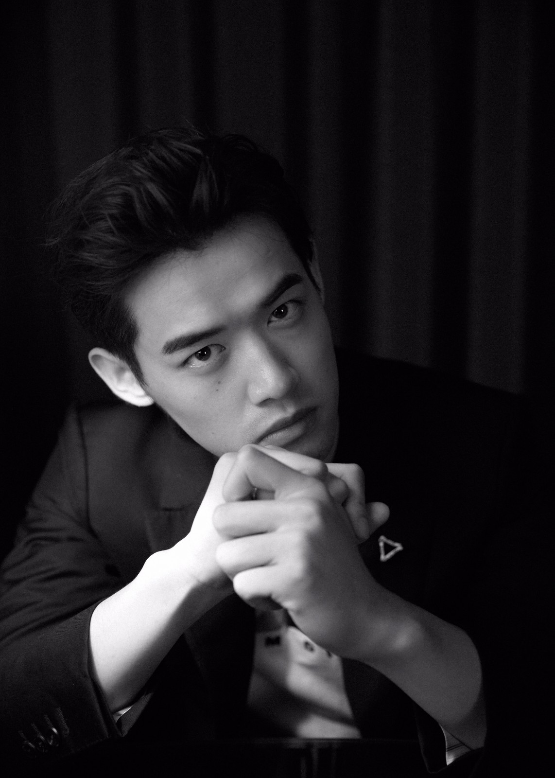 刘冬沁黑白色系写真曝光 光影间轻熟男气息撩人|刘冬沁|气息|西服