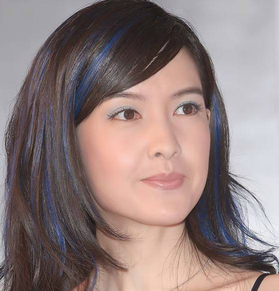 1986年,她参加业余dj大赛获得亚军,随即由radiers乐队的主音陈德彰