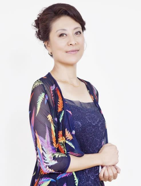 她24岁被封影后,春晚之后一夜成名,得胃癌后却惨遭丈夫抛弃