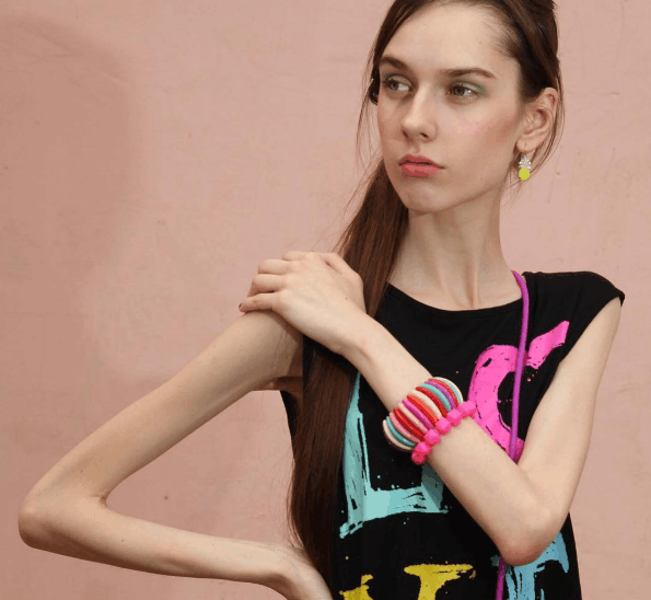 厌食症女模特为增肥来中国寻美食