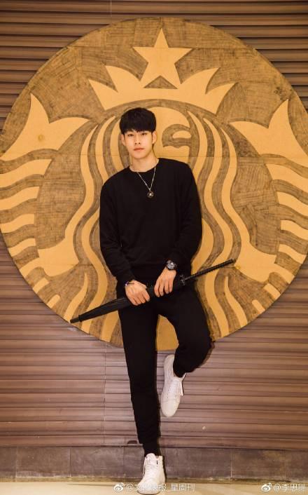 就算五官不咋地,但有身高,有力量,就是帅的!