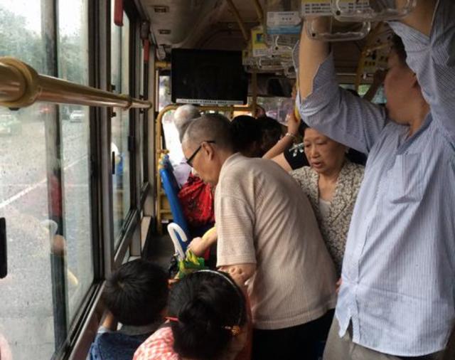 公交车男子给老人让座还被老人打了耳光真相让人不淡定