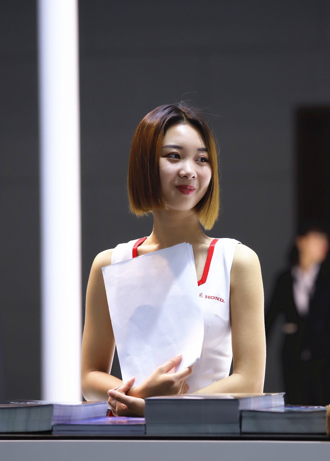 前台也有漂亮妹纸形象气质还不错哦