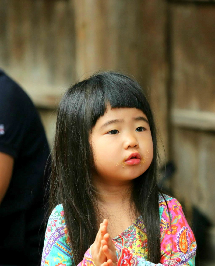 曹格女儿曹华恩的拍照姿势,图1贪吃范,图3可爱范