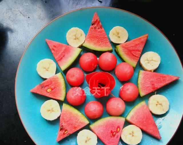 第1步,西瓜切均匀三角如图摆盘.西瓜果盘纯属娱乐.