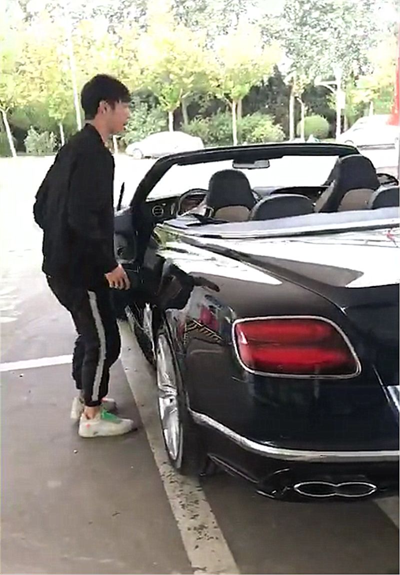 富二代开宾利去加油,下车时只顾炫富忘熄火,致员工打不开油箱盖
