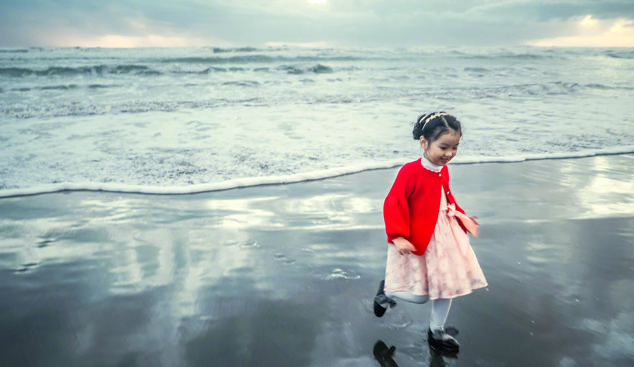 阿拉蕾崔雅涵在海边踏浪嘟嘴卖萌和之前戛纳造型天差地别