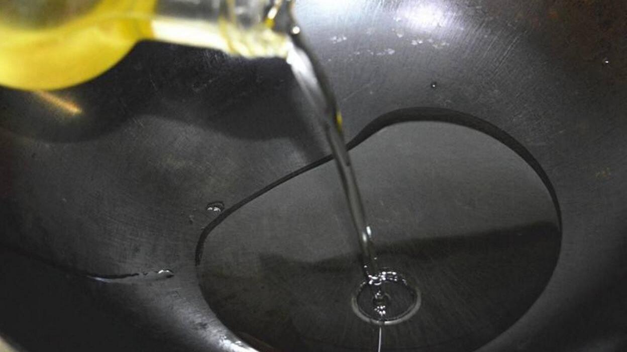 还用油桶倒油?塑料瓶改造自制倒油神器,再也不怕油倒多了!