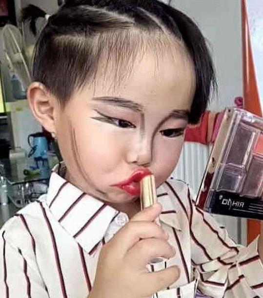 3岁萌娃偷用妈妈化妆品秒变美妆博主网友让阿姨的颜面放哪