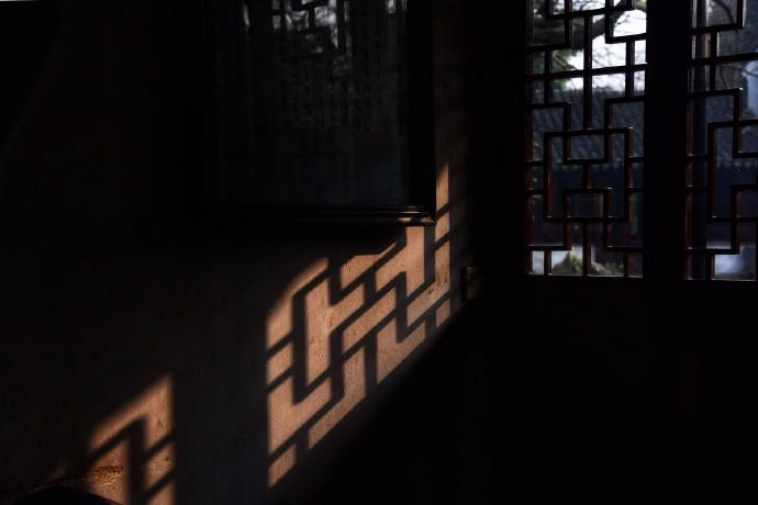 月明东牖照西墙墨染梅竹意韵长