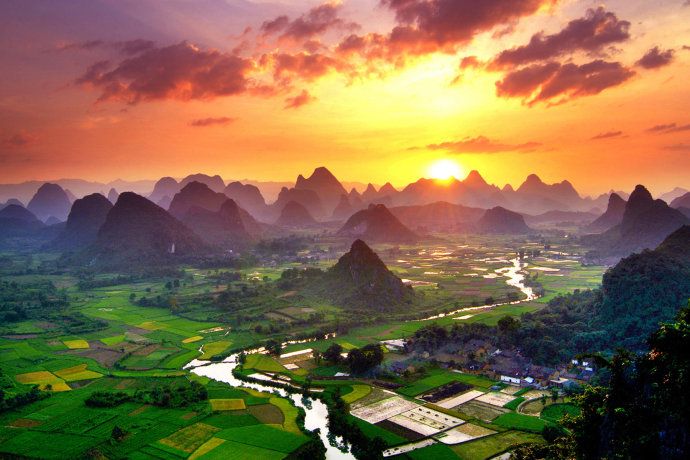 中国最美喀斯特峰林—广西阳朔葡萄峰林