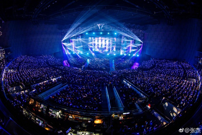 张杰2018未LIVE巡演圆满收官 火箭少女热唱卡