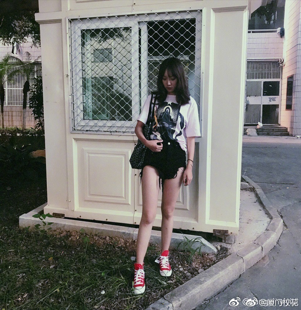 她叫杨心怡,00年,就读于华侨大学,身高172cm,酷酷的女生