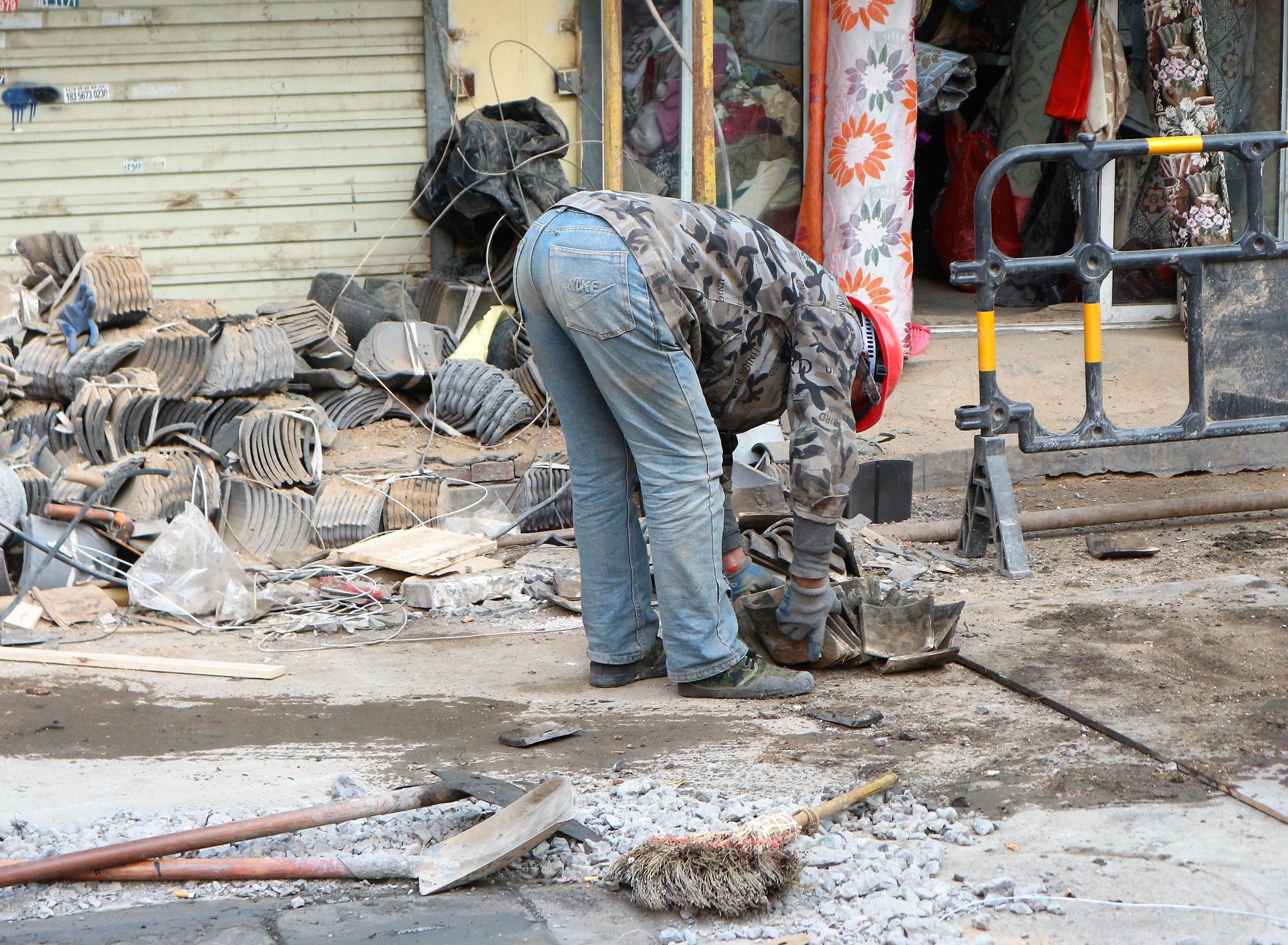 摄影组图:农民工日挣百元很累人,有人挣三百元特别轻松
