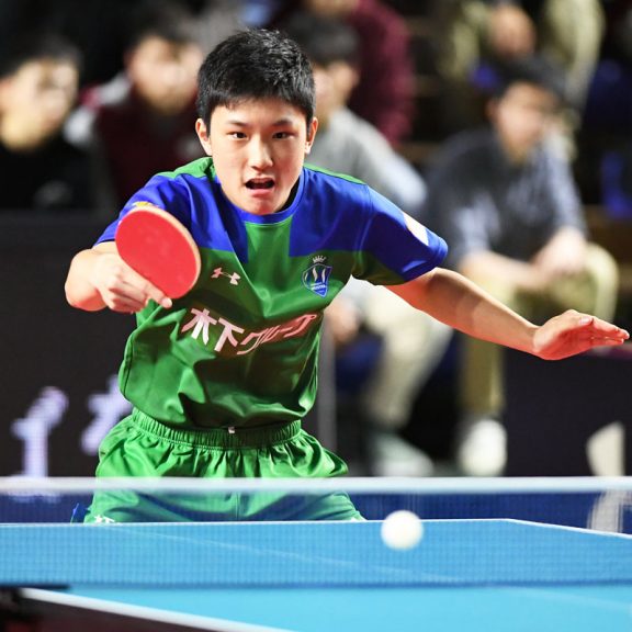 除了母亲张凌外都已经加入了日本国籍,张本智和是日本乒乓球最被看好