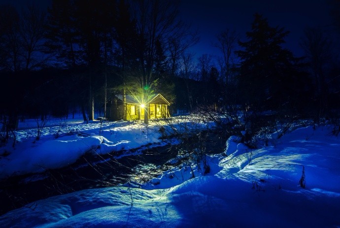 密雪夜来积灯火盼归人