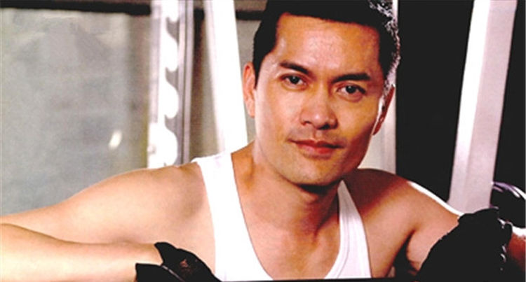 在年轻时,吕良伟也是圈内的大帅哥,迷倒了不少的女神,像是年轻时的两