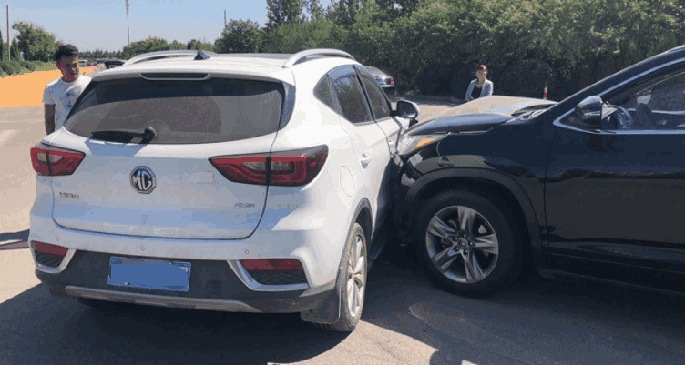 丰田汉兰达正面碰撞名爵zs 车主: 日系车的防撞梁太结实了吧!