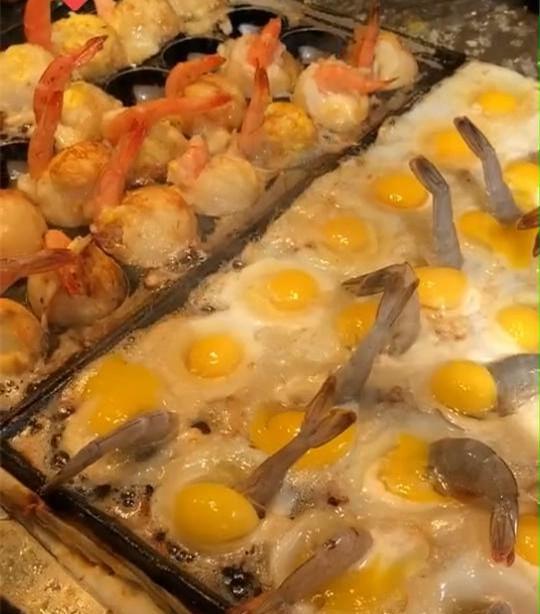 夫妻卖这"虾扯蛋"小吃,8块一碗,收入让亲戚羡慕不已!