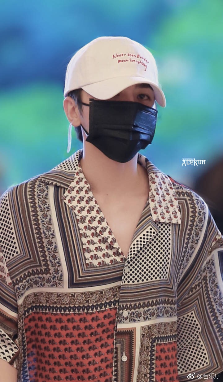 今天早上蔡徐坤从厦门高崎机场出发北京~白帽子 黑色口罩 花衬衫 优