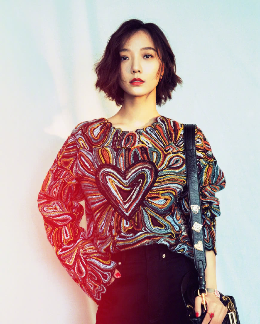 姐姐王楚涵是一名主持人,后来凭借一次春晚走红,而妹妹王珞丹在12年前