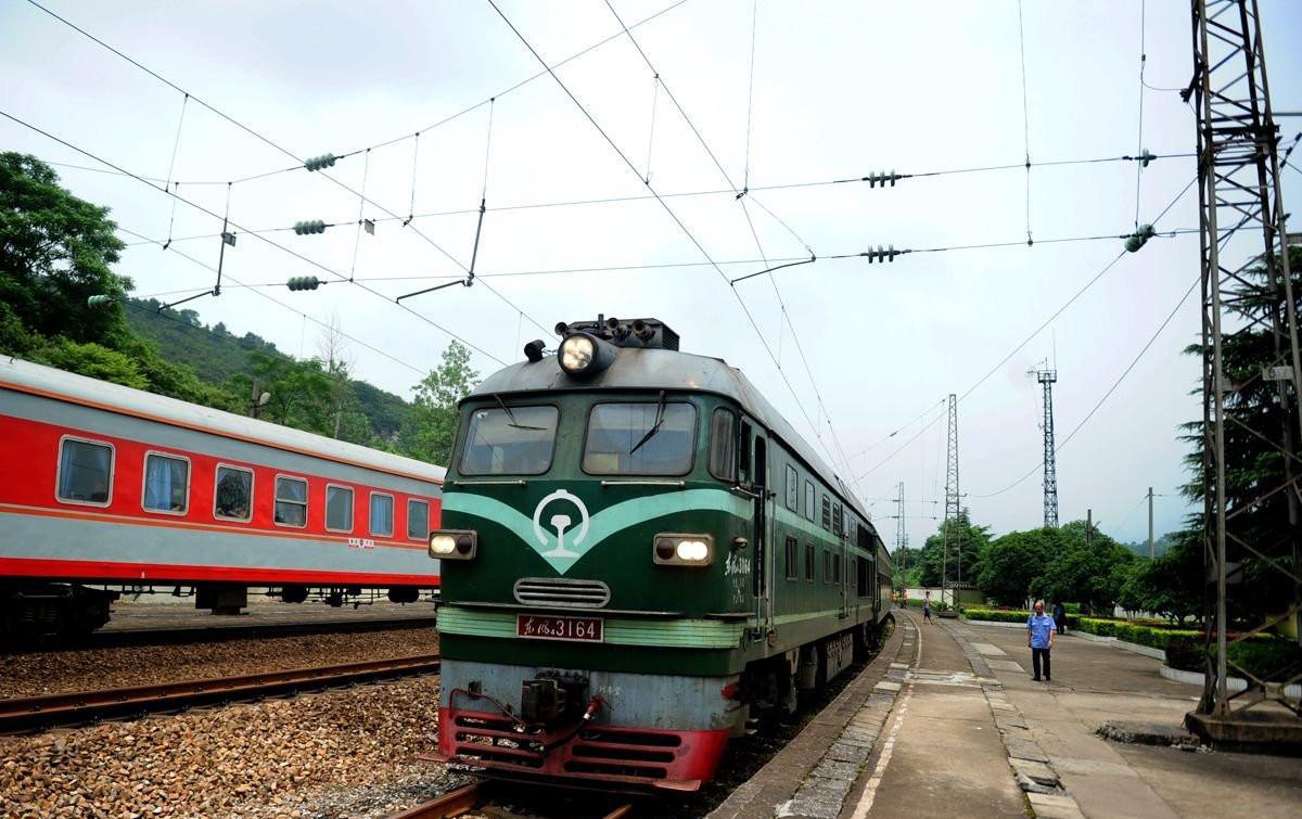 有一趟特殊的列车,它是由郴州开往宜章县白石渡的绿皮火车