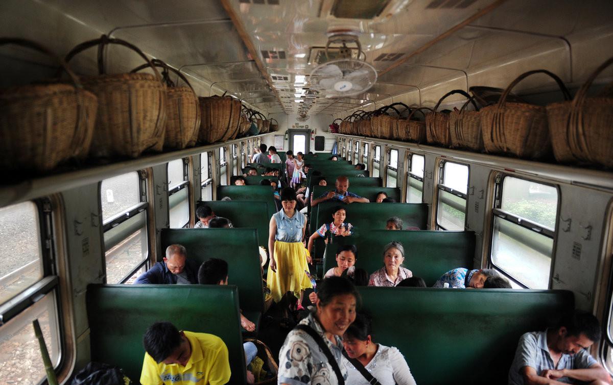 我国唯一一辆免费的火车, 一到站乘客就爆满|到站|火车|车厢_新浪新闻