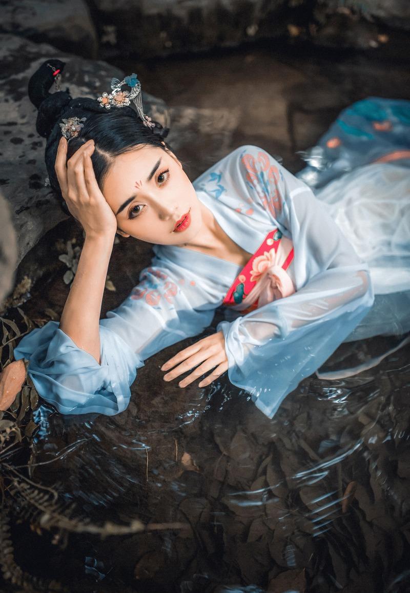 浅蓝色薄纱长裙这就是如梦如幻的古代美人