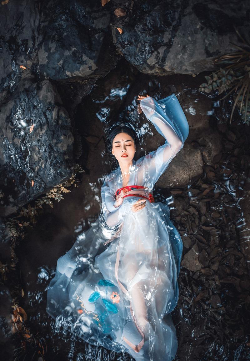 浅蓝色薄纱长裙这就是如梦如幻的古代美人