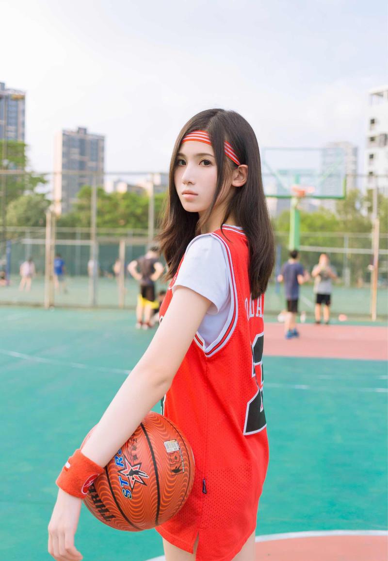 就爱运动派, 穿上篮球服内搭白色棉t, 轻松成为球场闪光点
