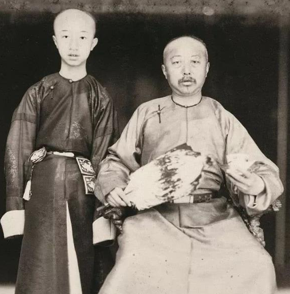 众所周知,光绪皇帝是醇亲王奕譞的第二个儿子,4岁时被指定为同治皇帝