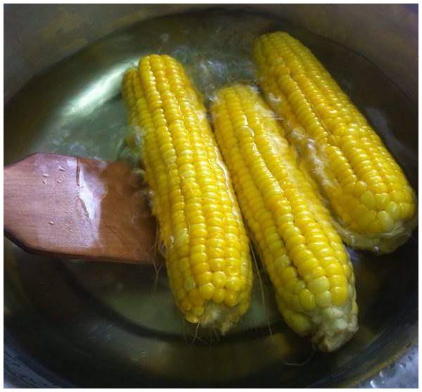 水煮玉米时,原来是少了这一步,难怪吃起来不软糯,又老又硬!