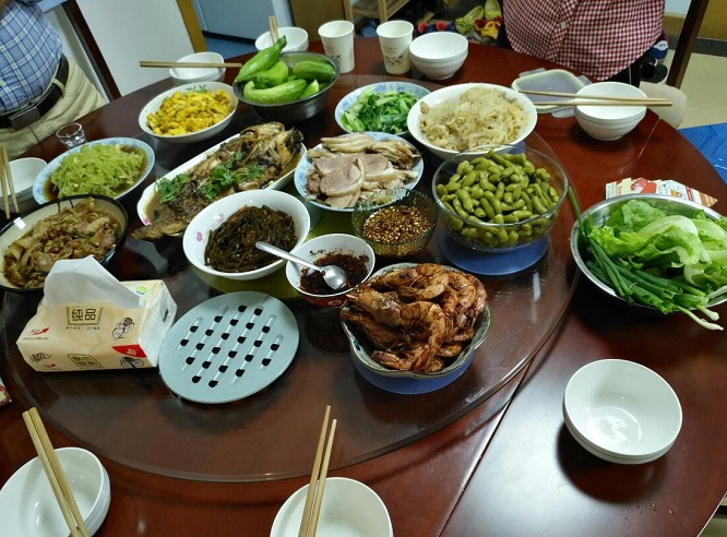 媳妇做的菜,饭桌常备黄瓜和大葱,大家能猜到我们是哪里人吗?