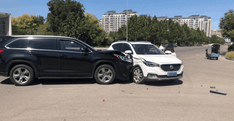 丰田汉兰达正面碰撞名爵zs 车主: 日系车的防撞梁太结实了吧!