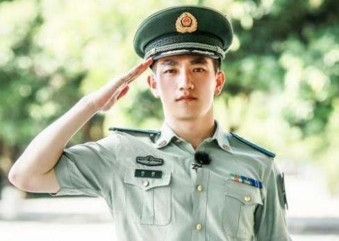 何捷曾参与过《一站到底》,《神兵奇犬》,《极限挑战第四季》等综艺